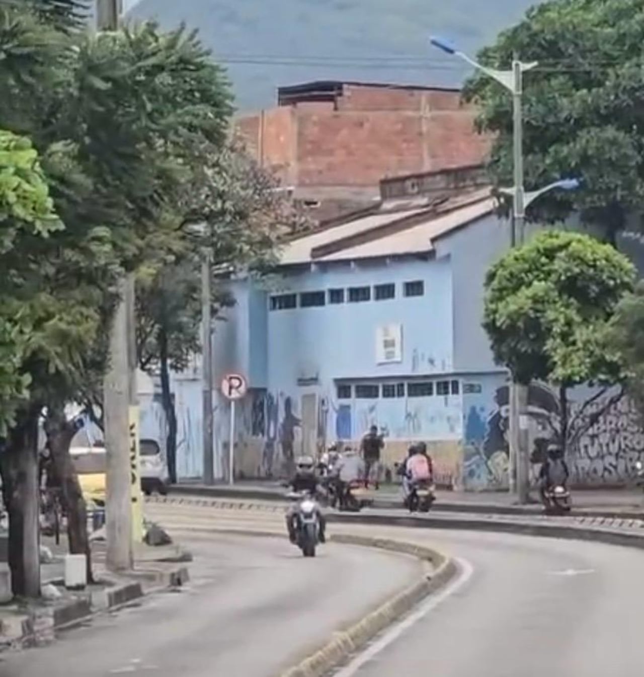 En la imagen se observa al motociclista que invade el carril del MIO, cometiendo una infracción.
