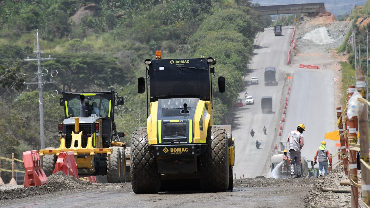 Cali: Avance en obras de la Nueva malla vial del Valle del Cauca, Avenida Bicentenarios y la doble calzada Popayan Santander de Quilichao. foto José L Guzmán. . EL País