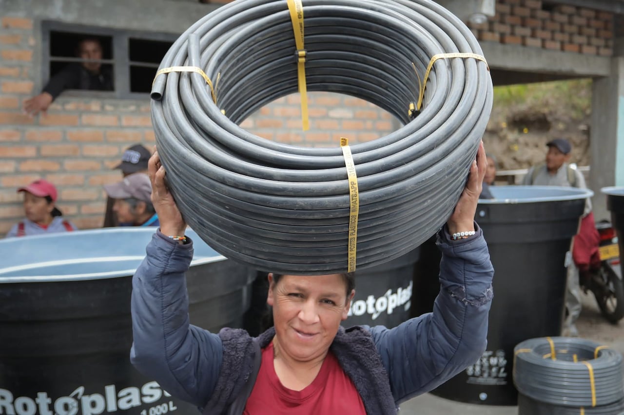 Tras más de 20 días de emisiones constantes de ceniza y gases del volcán Puracé, el municipio de Puracé declaró la calamidad pública ante las crecientes afectaciones en la salud de la población, los cultivos, las fuentes hídricas y los animales. Más de 4.000 personas resultan impactadas mientras la alerta naranja del Servicio Geológico Colombiano permanece vigente.