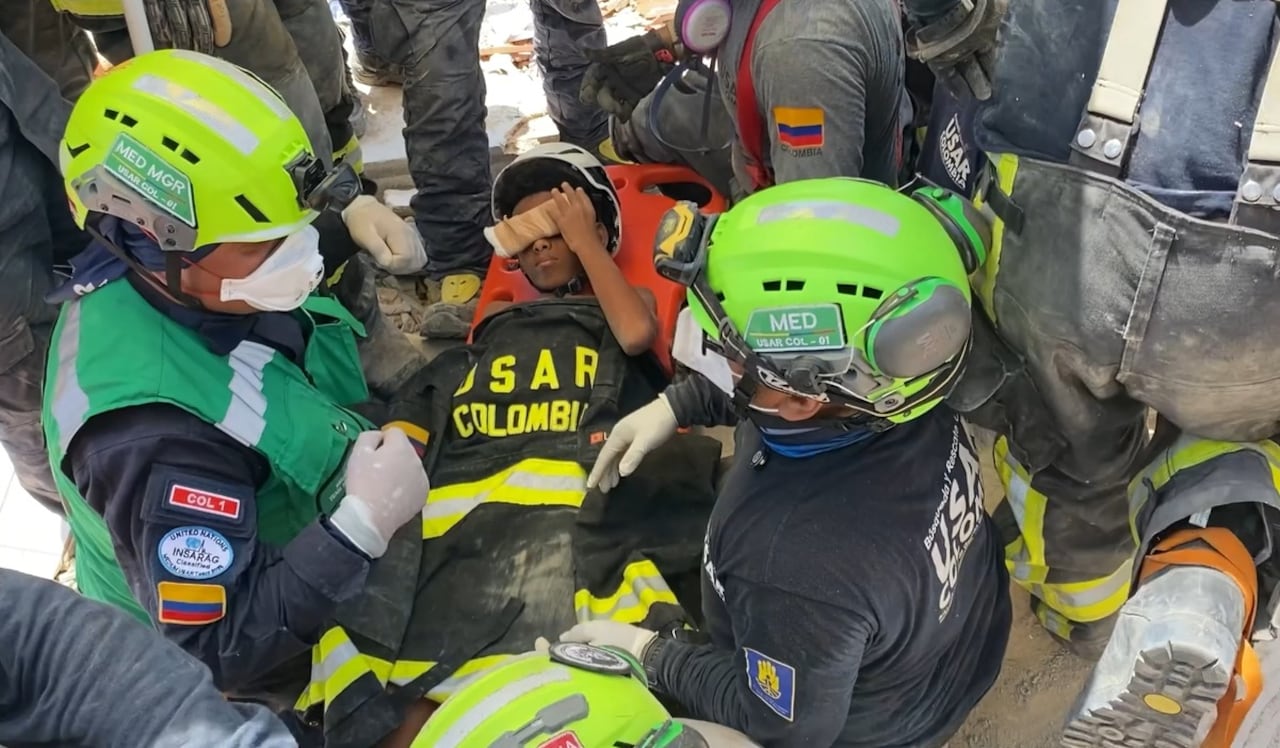El rescate de Moisés, un niño de 11 años localizado con vida por el equipo colombiano USAR COL-1 en La Guaira, Venezuela, se convirtió en el primer salvamento exitoso de la misión humanitaria desplegada por Colombia tras los terremotos en Venezuela.