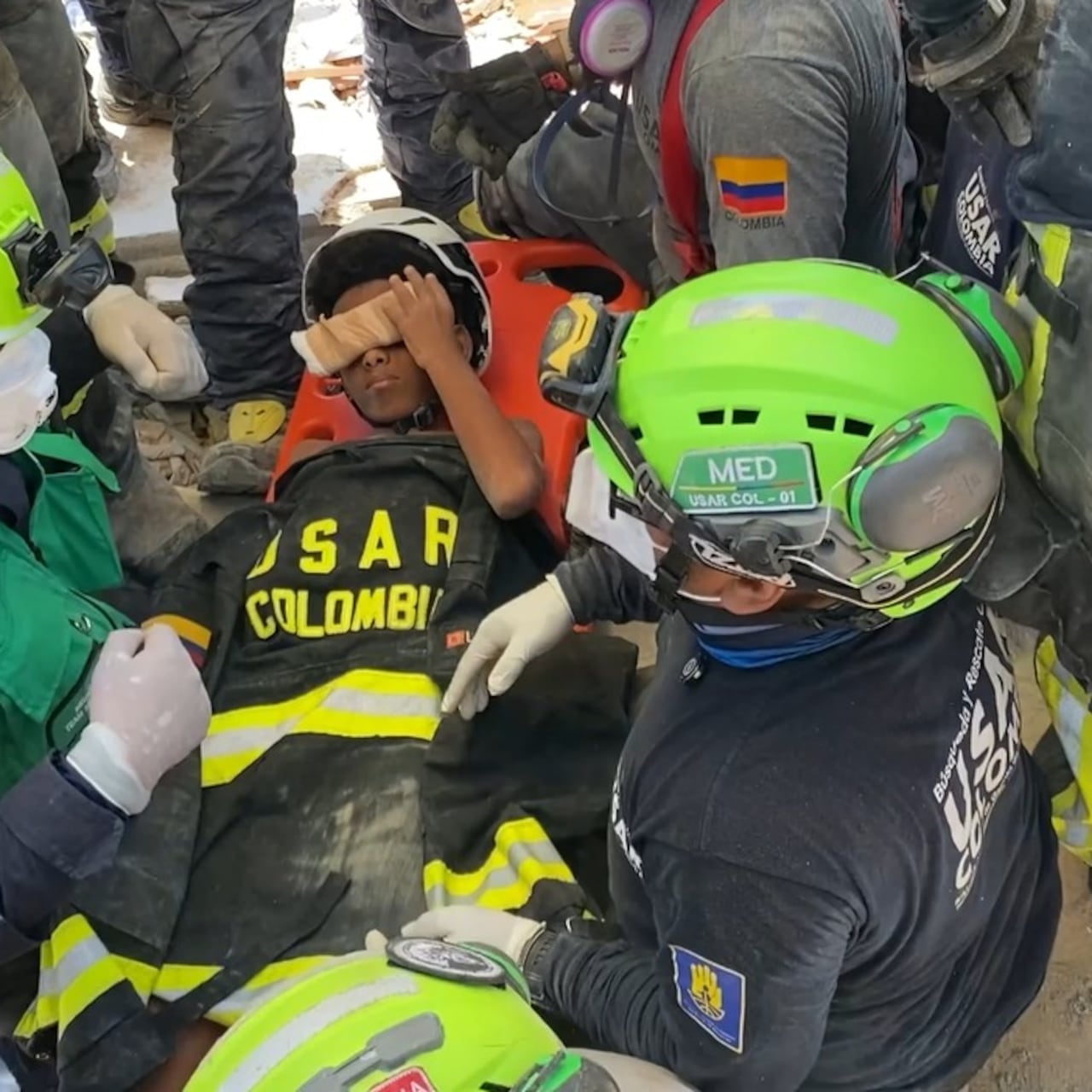 Rescatan con vida a niño de 11 años en misión colombiana en Venezuela; así fue el rescate - El País