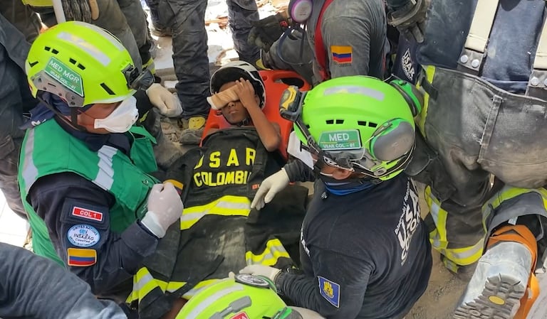 El rescate de Moisés, un niño de 11 años localizado con vida por el equipo colombiano USAR COL-1 en La Guaira, Venezuela, se convirtió en el primer salvamento exitoso de la misión humanitaria desplegada por Colombia tras los terremotos en Venezuela.