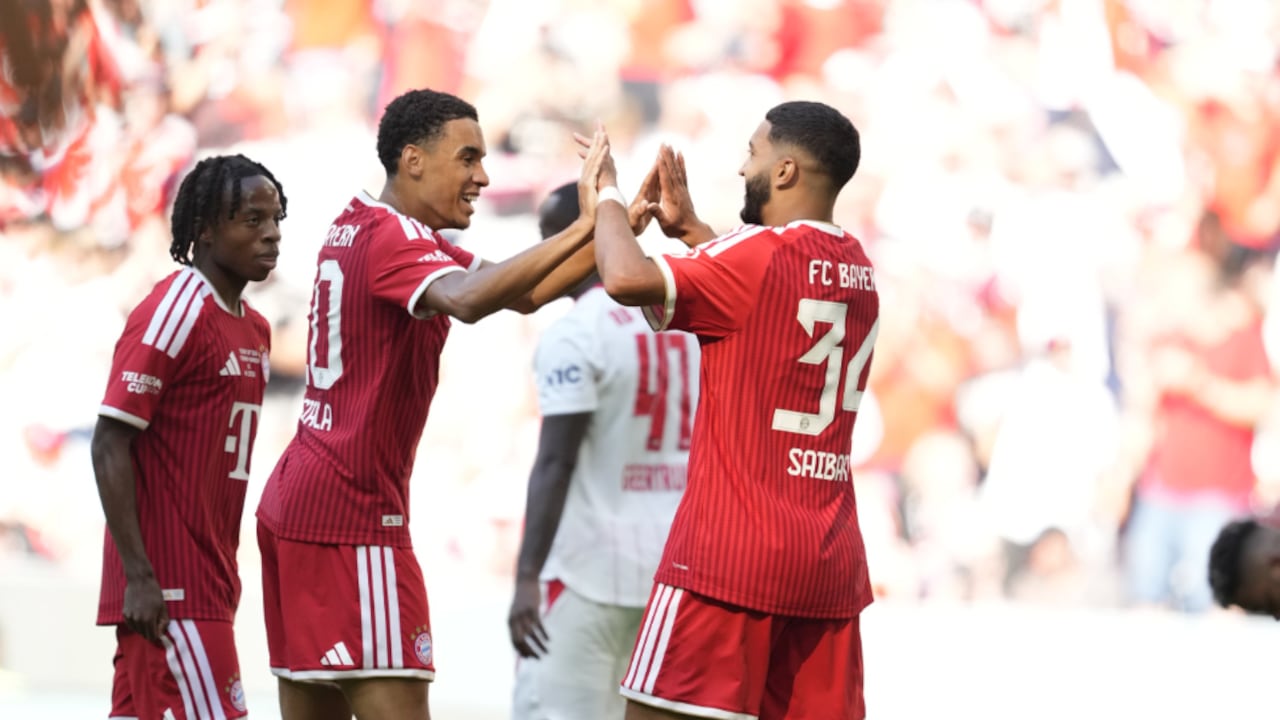 Jamal Musiala (centro) celebra con sus compañeros tras el partido amistoso contra Leipzig.