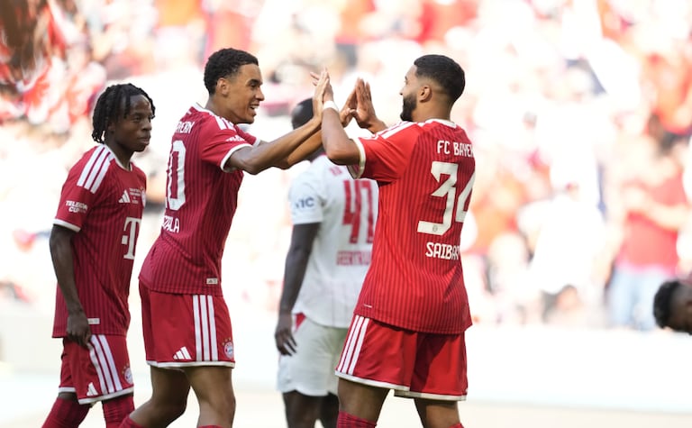 Jamal Musiala (centro) celebra con sus compañeros tras el partido amistoso contra Leipzig.