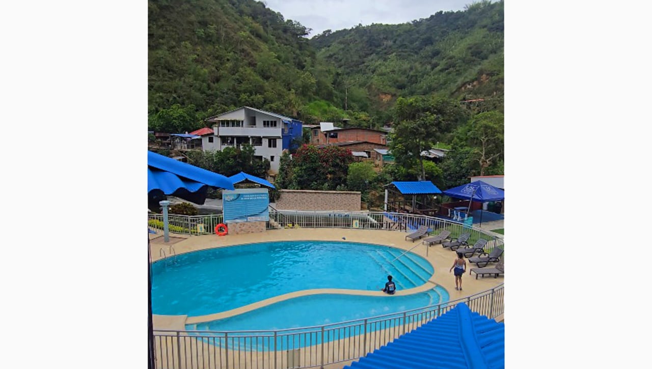 La oferta recreativa del complejo incluye piscina natural, piscina artificial, salón social y zonas de juegos para visitantes de todas las edades.