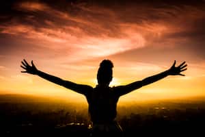 Se ora por aquellos que están en el exterior, en especial si tuvieron que irse de sus países de origen por causa de la violencia.