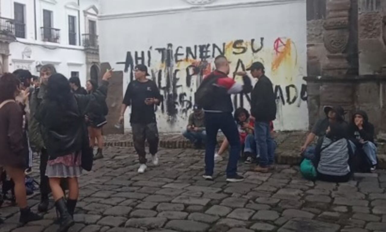 La agresión del exaltado joven religioso terminó en una agresión masiva de otros manifestantes hacia esta persona, quien después salió por sus propios medios del lugar.