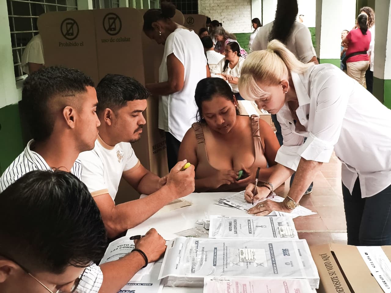 La Gobernadora del Valle ejerció su derecho al voto.