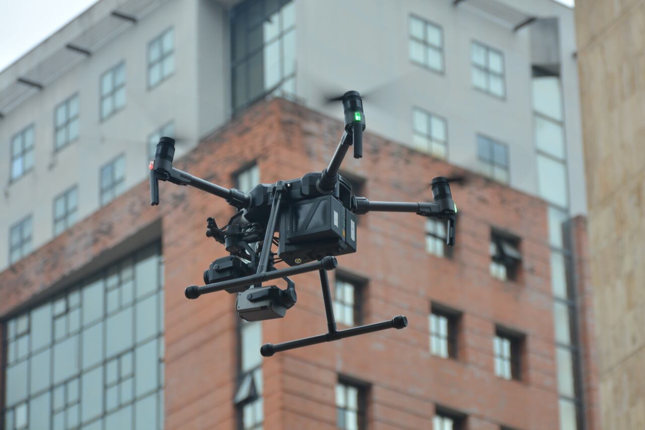 Demostración del funcionamiento del sistema de drones para las elecciones de este domingo en el Valle del Cauca. Declaraciones de Gustavo García, Viceministro del Interior y Gobernador AdHoc para lo electoral. Camilo Murcia Lozano, Secretario de Seguridad y convivencia ciudadana de la Gobernación del Valle del Cauca. Coronel Jesús Enrique Quintero Rave, comandante de la Policía Valle. Coronel Julio Arturo Pinzón Gutiérrez, comandante de la Tercera Brigada del Ejército Nacional