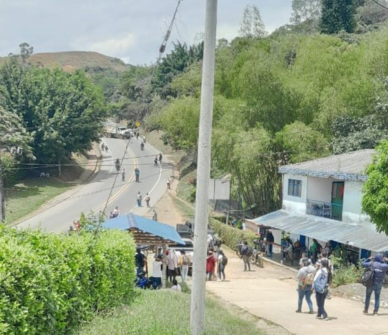 Las comunidades de sectores como La Agustina protestan a esta hora en este punto de la vía Popayán-Cali.