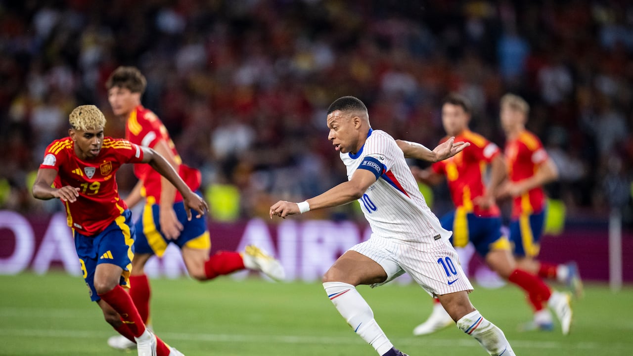 STUTTGART, GERMANY - JUNE 5: Lamine Yamal of Spain and Kylian Mbappe of France in action during the UEFA Nations League 2025 semifinal match between Spain and France at Stuttgart Arena on June 5, 2025 in Stuttgart, Germany. (Photo by Kevin Voigt/GettyImages)