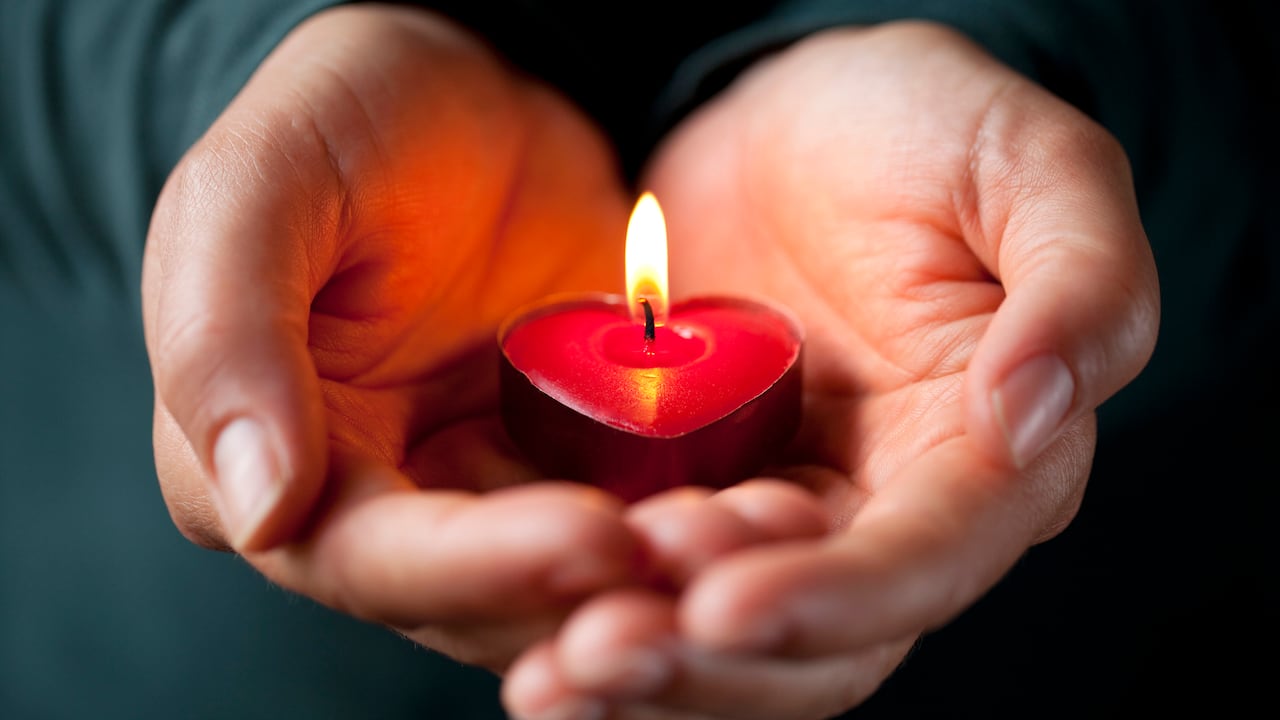 Encuentre la armonía en sus relaciones cotidianas con la ayuda de estos rituales de velas en agosto.
