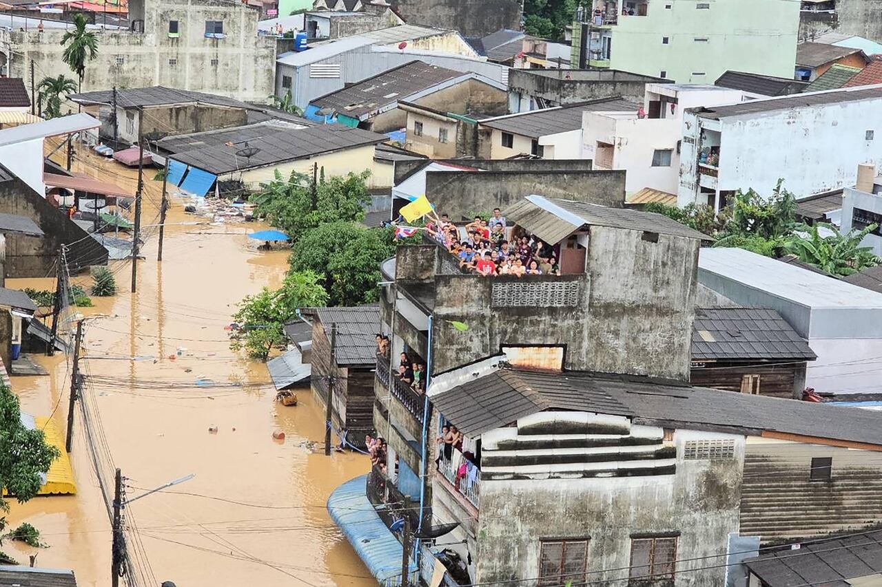 Las inundaciones en el sudeste asiático dejaron cientos de muertos, con 145 víctimas en Tailandia y 174 en Indonesia, según los reportes oficiales más recientes.