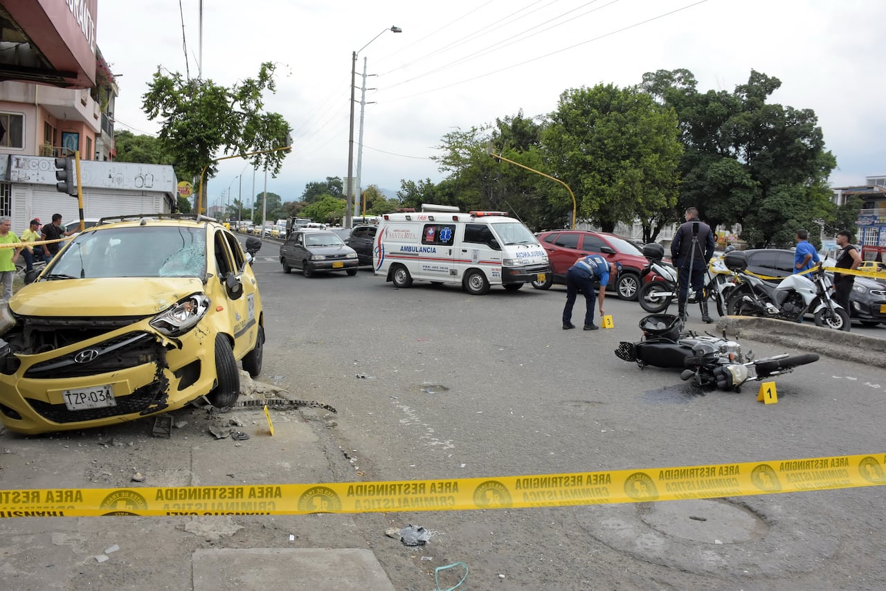 Grave Accidente se presentó en la Autopista Suroriental con Calle 52 en sentido Sur-Norte, donde un taxi colisiona con una moto y termina estrellándose en la Esquina de un Local Comercial, Ya las autoridades acordonaron el sitio y piden a los transeúntes usar rutas alternas.