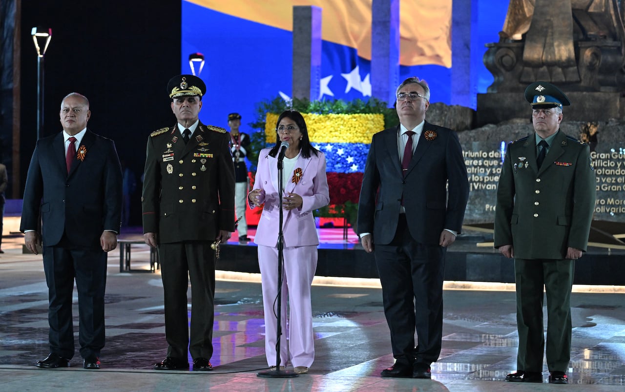 La vicepresidenta venezolana, Delcy Rodríguez (centro), habla junto al ministro del Interior, Diosdado Cabello (izq.), el ministro de Defensa, general Vladimir Padrino López (segundo a la izq.), y el embajador ruso, Serguéi Mílik-Bagdasírov.