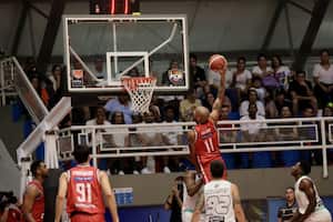 En un vibrante partido, que se definió en los últimos segundos, Titanes (de rojo) derrotó en el primer juego de la final de la Liga a Toros del valle.