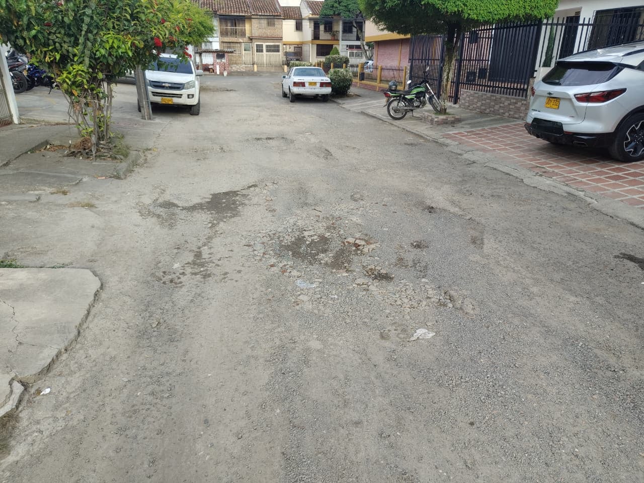 Habitantes del sector aseguran que la obra quedó a medio terminar y hoy presenta deterioro, acumulación de agua y dificultades para la movilidad.