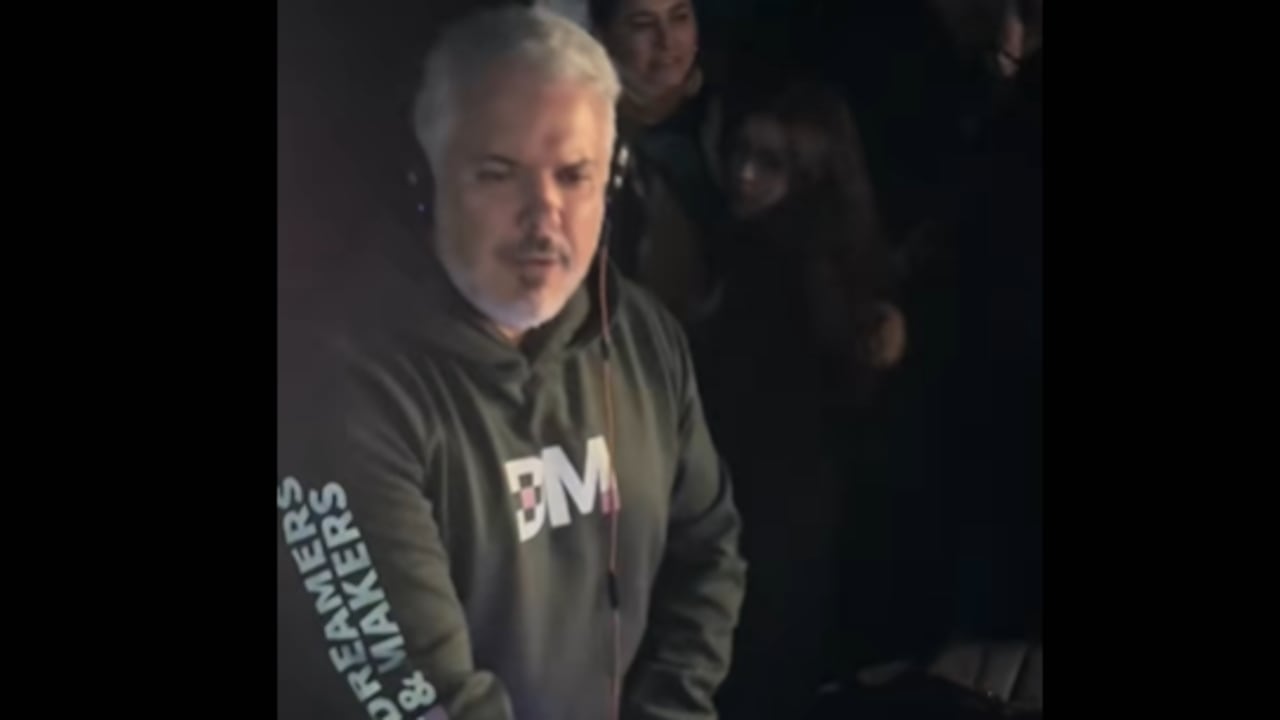 El expresidente Iván Duque, sorprendió como DJ y puso a bailar a invitados de una fiesta.
