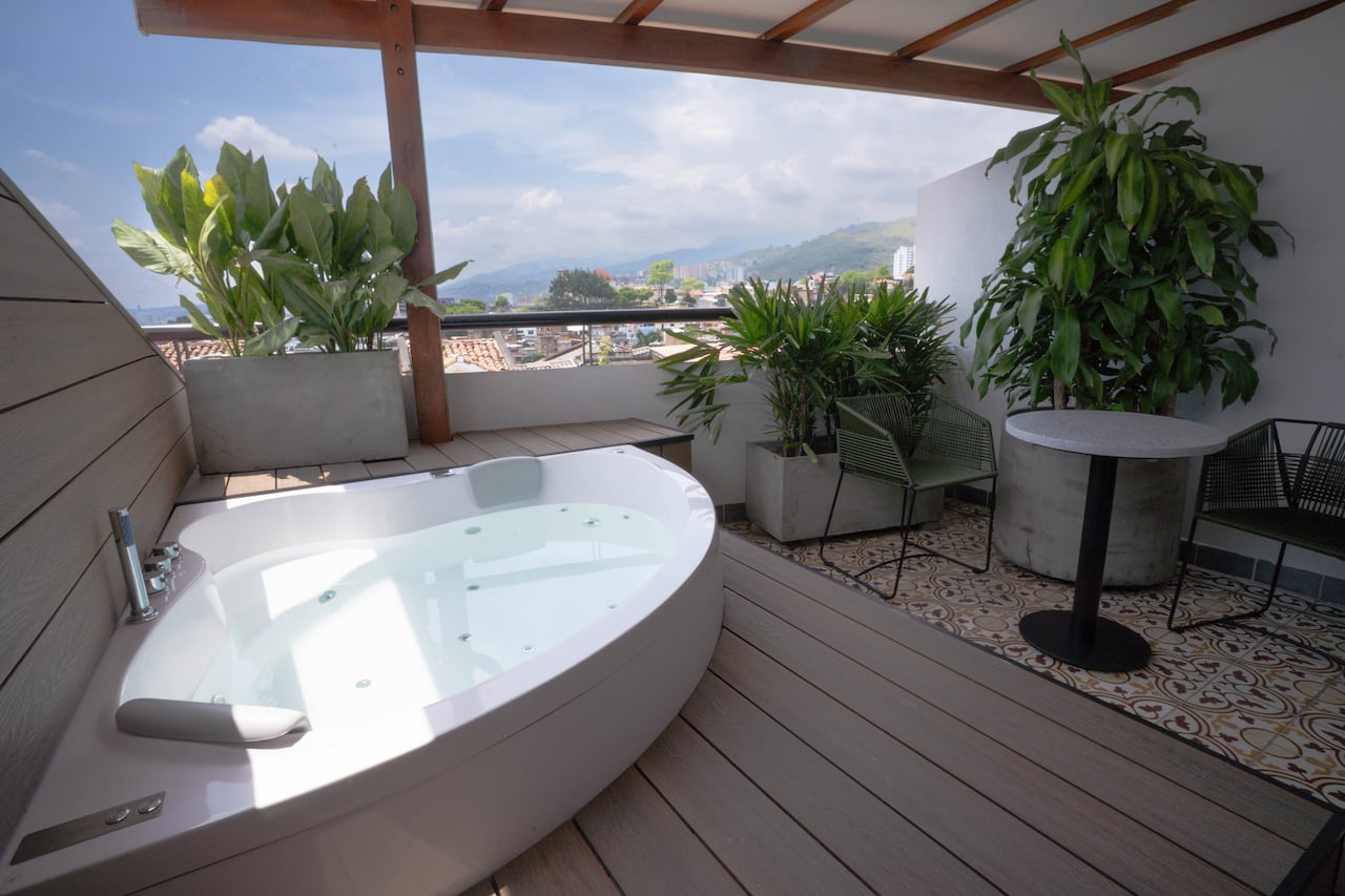 El hotel boutique Colinas de San Antonio cuenta con 24 habitaciones, cómodas y agradables. Catorce de ellas tienen jacuzzi.