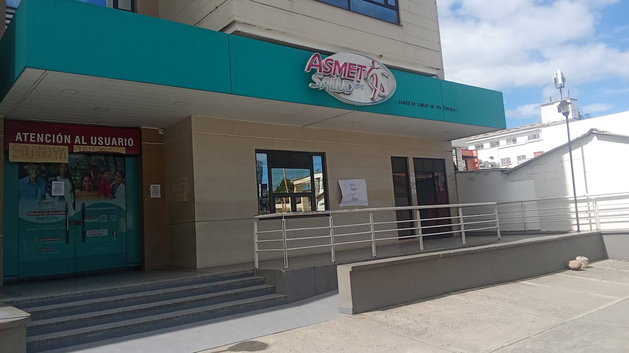 Carolina Camargo, secretaria de Salud del Cauca, denunció que tres pacientes fallecieron durante la última semana en hechos relacionados con demoras en autorizaciones y falta de contratación de servicios especializados por parte de la EPS Asmet Salud, y anunció vigilancia permanente sobre esa entidad.