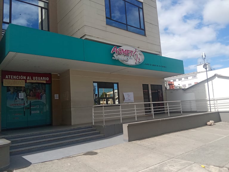 Carolina Camargo, secretaria de Salud del Cauca, denunció que tres pacientes fallecieron durante la última semana en hechos relacionados con demoras en autorizaciones y falta de contratación de servicios especializados por parte de la EPS Asmet Salud, y anunció vigilancia permanente sobre esa entidad.