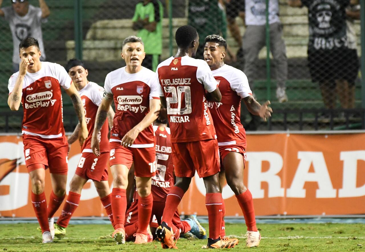Harold Mosquera y Yilmar Velásquez pelean entre ellos en el compromiso entre Deportivo Cali e Independiente Santa Fe.