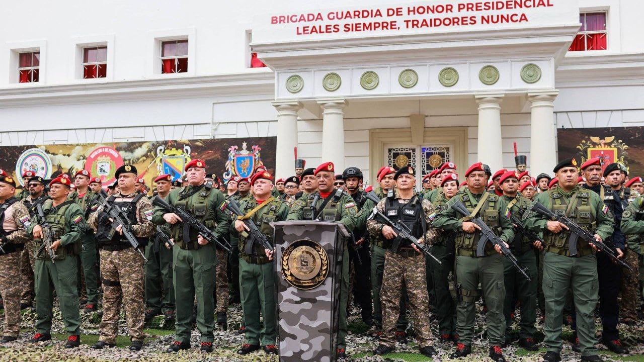 Mayor General Javier José Marcano Tabata, Comandante de la Guardia de Honor Presidencial y Director General de Contrainteligencia Militar junto con otros miembros de las fuerzas armadas venezolanas
