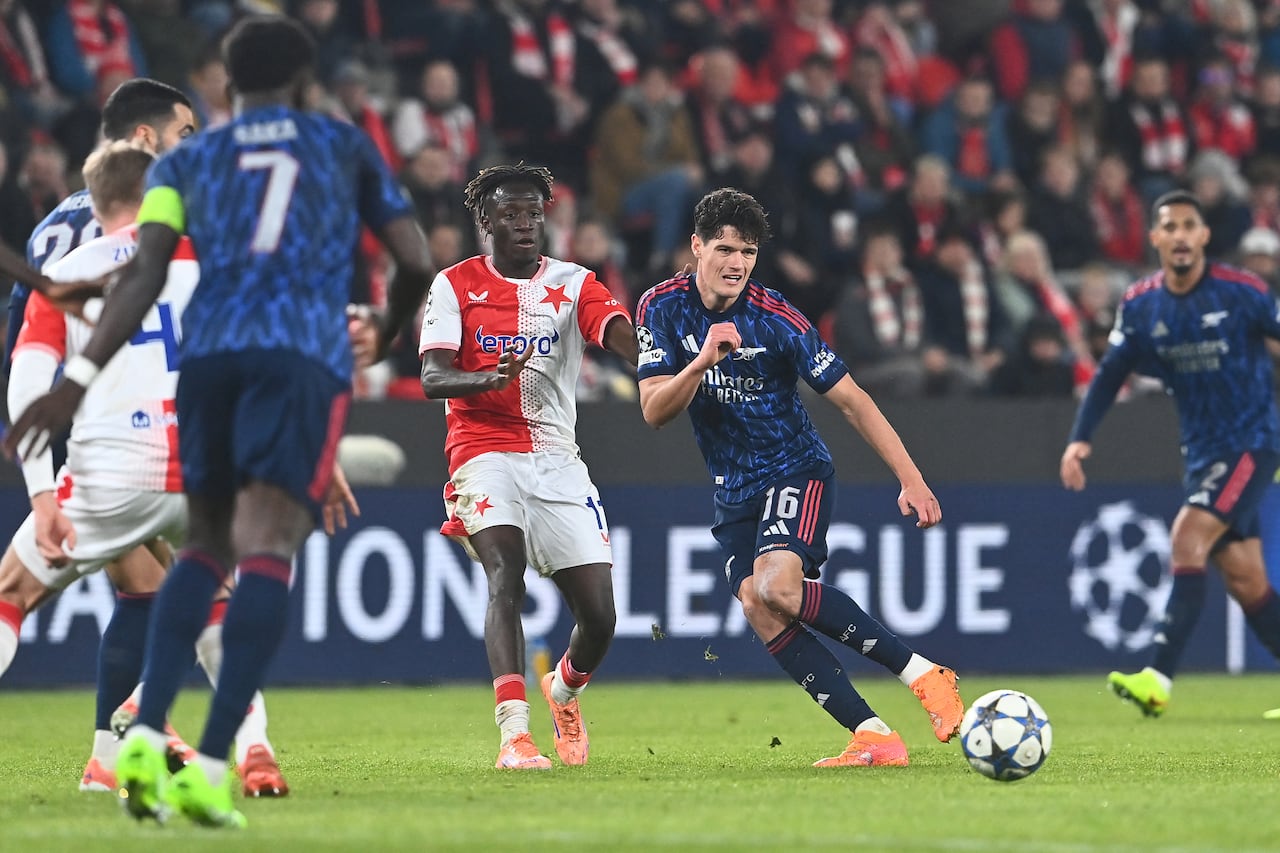 El delantero senegalés Youssoupha Sanyang (n.° 11) del Slavia de Praga y el defensa danés Christian Norgaard (n.° 16) del Arsenal disputan el balón durante el partido de la cuarta jornada de la fase de grupos de la UEFA Champions League entre el Slavia de Praga y el Arsenal FC en Praga, República Checa, el 4 de noviembre de 2025. (Foto de Michal Cizek / AFP)