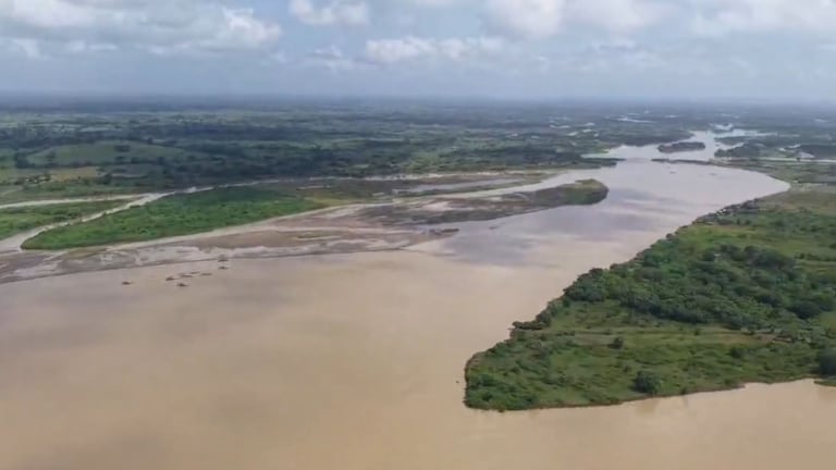 Intervención en el río Cauca permite desviar el 60% de su caudal en La Mojana, en medio de la emergencia por inundaciones.