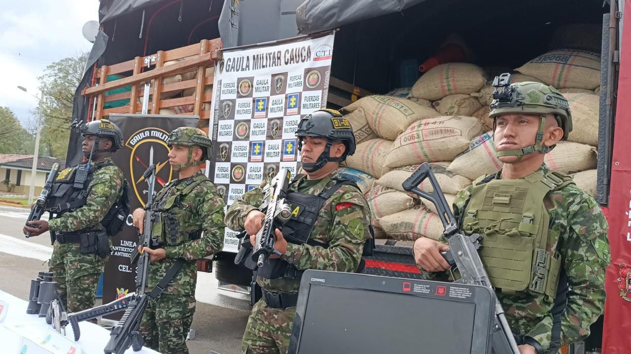 Tropas del Ejército Nacional de Colombia mantienen operativos permanentes sobre la vía Panamericana para garantizar la seguridad de los viajeros.