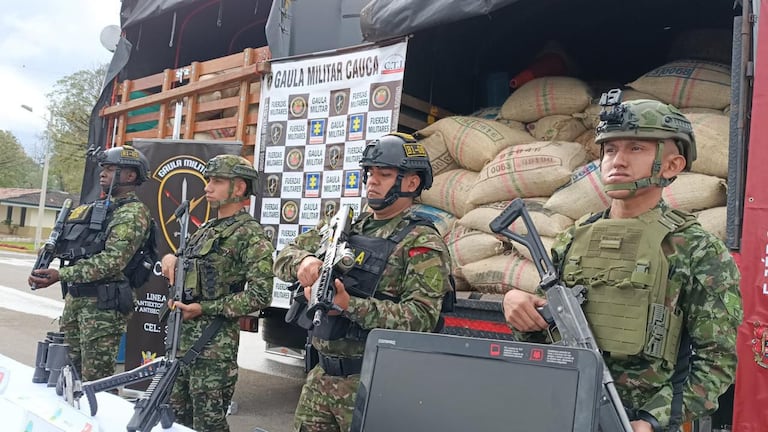 Tropas del Ejército Nacional de Colombia mantienen operativos permanentes sobre la vía Panamericana para garantizar la seguridad de los viajeros.