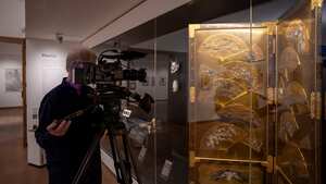 El director y productor ejecutivo de esta serie es Phil Grabsky, ganador de un premio BAFTA, y quién con más de 35 años de experiencia, se ha convertido en un documentalista del arte reconocido a nivel mundial.