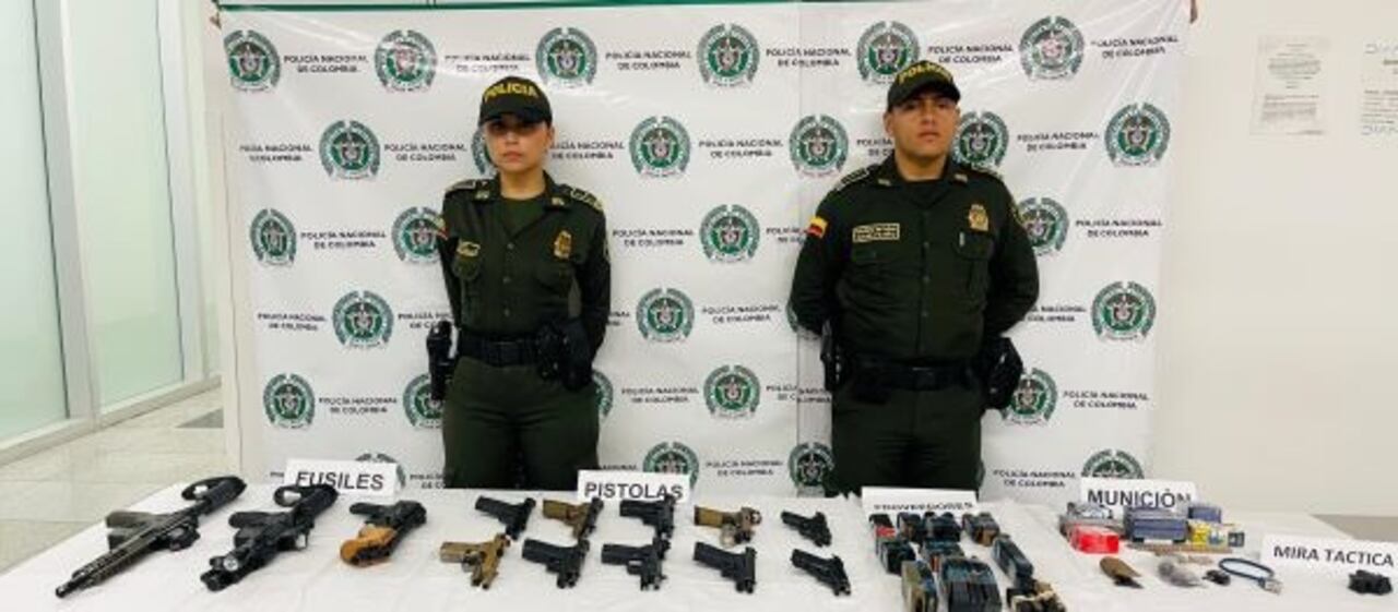 Durante la inspección, los uniformados hallaron en su interior un arsenal compuesto por armas de fuego, fusiles, subfusiles y municiones de diferentes calibres, que pretendían ser ingresadas al país. Foto: Policía Nacional / El País.