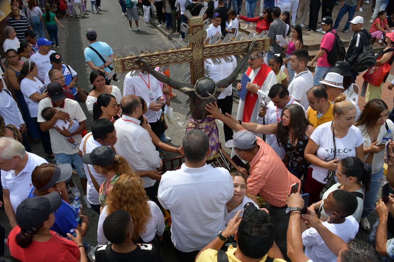 En la ciudad de Buga se realizó la procesión del viacrucis del Señor de los Milagros.