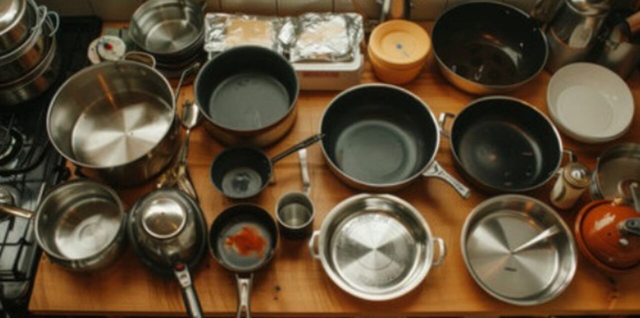 Los utensilios de cocina son esenciales para la eficiencia, seguridad, y calidad en la preparación de alimentos