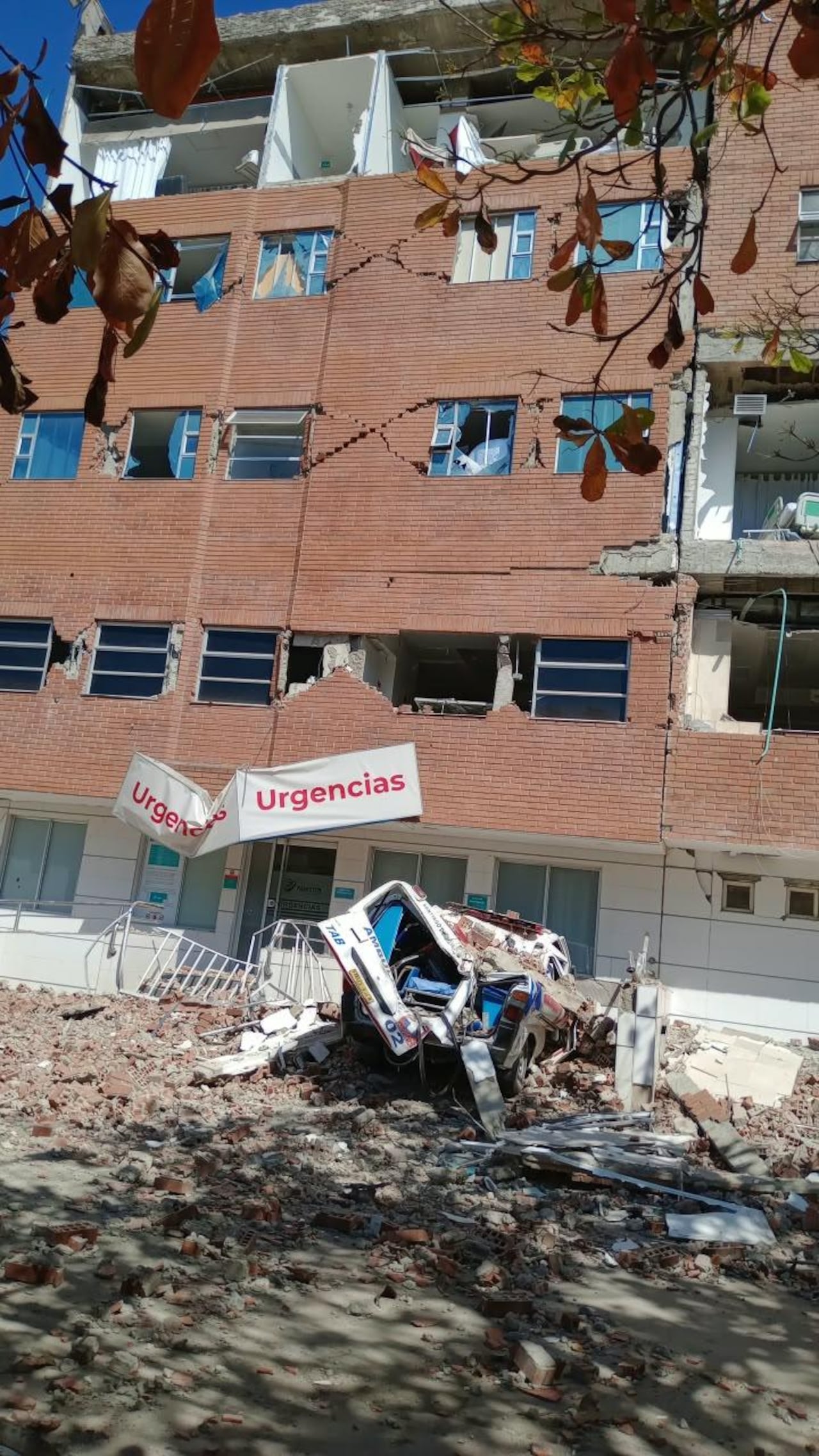 La institución informó que las citas y atenciones programadas también quedaron suspendidas mientras se evalúan las condiciones de seguridad del edificio.