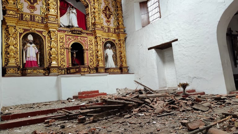 Las imágenes del retablo principal, incluida la Virgen de la Merced, no sufrieron daños pese a la caída de parte de la estructura cercana.