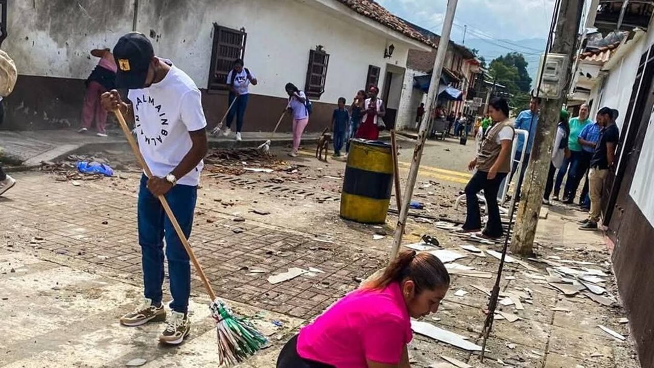 Jornada de limpieza en Caloto tras ataque con motobomba