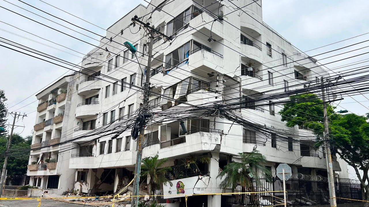 Bomberos de Cali extraen pipetas de gas de una estructura con riesgo de colapso.