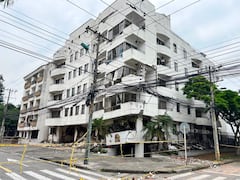Bomberos de Cali extraen pipetas de gas de una estructura con riesgo de colapso.