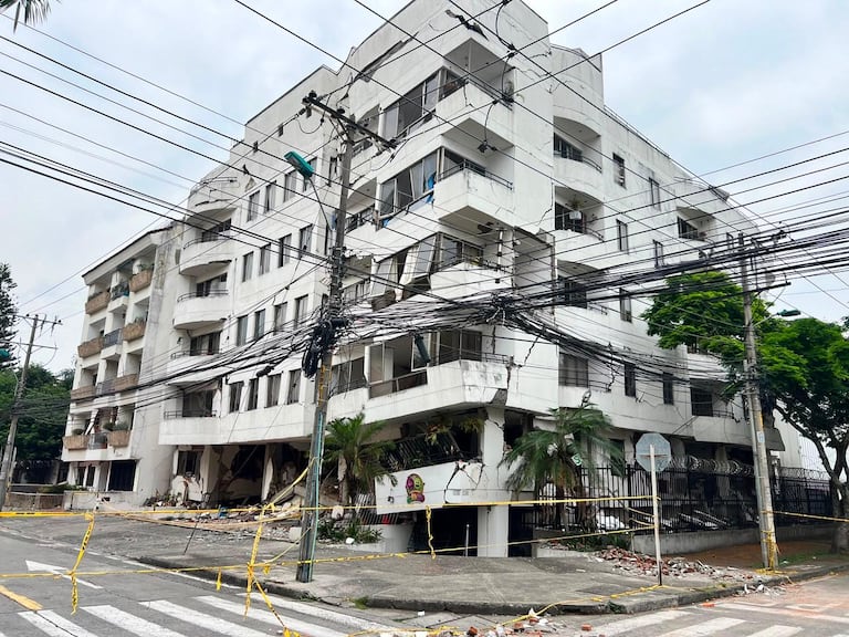 Bomberos de Cali extraen pipetas de gas de una estructura con riesgo de colapso.