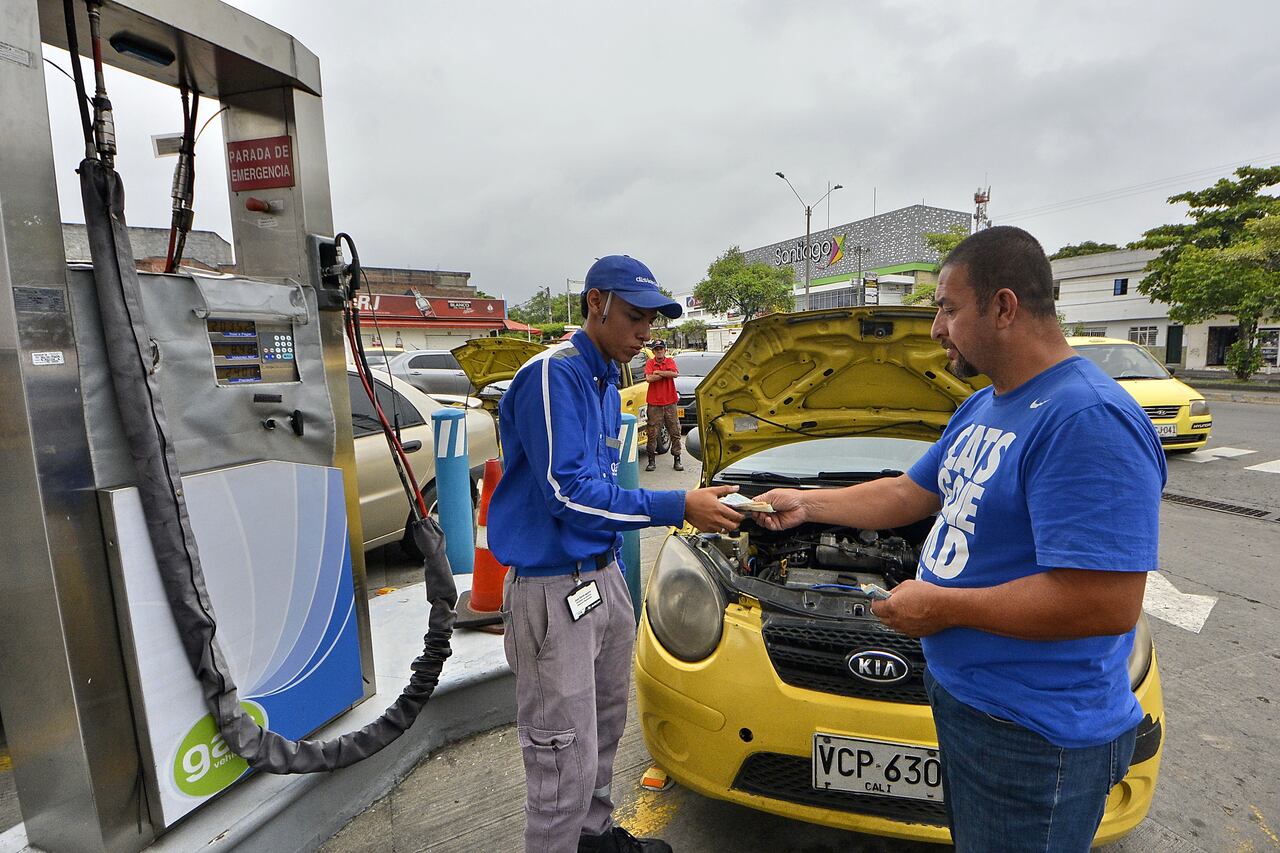 A las 8.30 am las estaciones de gas iniciaron el el suministro. Desde tempranas horas ya cientos de vehículos hacían largas filas para tanquear. Así fue en la estación de gas de Gazel ubicada sobre la calle 25 con carrera 8