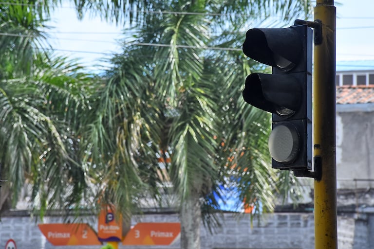 Semáforos sin funcionamiento Calle 14 con Cra 34.
