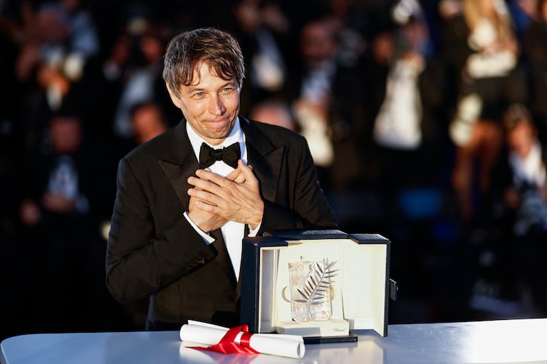 El director estadounidense Sean Baker posa con el trofeo durante una sesión fotográfica después de ganar la Palma de Oro por la película "Anora" durante la ceremonia de clausura de la 77ª edición del Festival de Cine de Cannes en Cannes, sur de Francia, el 25 de mayo de 2024. (Foto de Sameer Al-Doumy / AFP)