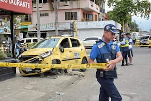 Grave Accidente se presentó en la Autopista Suroriental con Calle 52 en sentido Sur-Norte, donde un taxi colisiona con una moto y termina estrellándose en la Esquina de un Local Comercial, Ya las autoridades acordonaron el sitio y piden a los transeúntes usar rutas alternas.