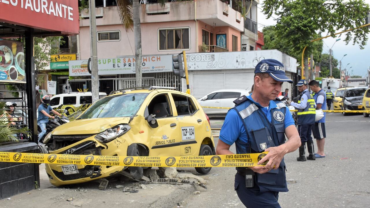 Grave Accidente se presentó en la Autopista Suroriental con Calle 52 en sentido Sur-Norte, donde un taxi colisiona con una moto y termina estrellándose en la Esquina de un Local Comercial, Ya las autoridades acordonaron el sitio y piden a los transeúntes usar rutas alternas.
