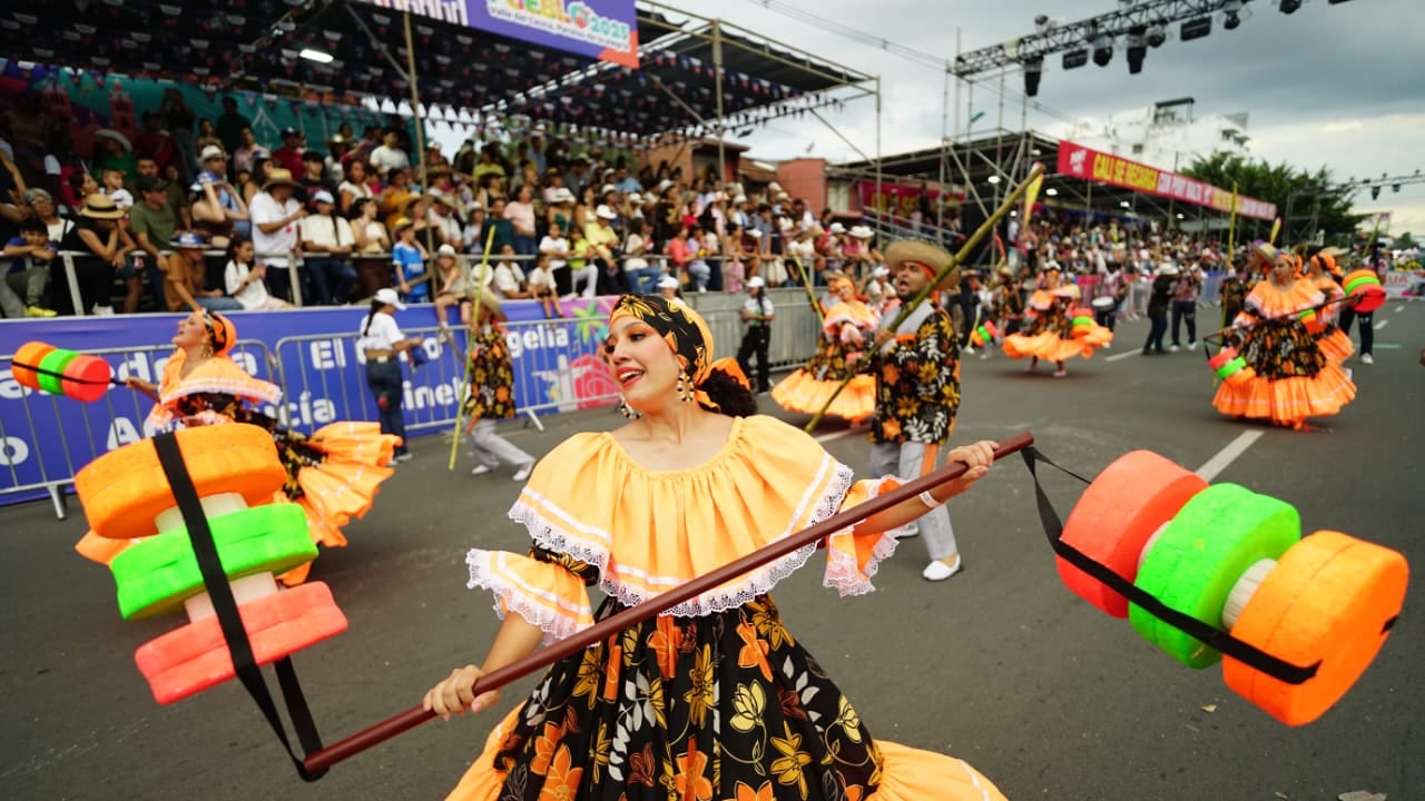 El desfile de La Fiesta de Mi Pueblo recorrió las calles de Cali, mostrando la diversidad cultural de los municipios vallecaucanos.