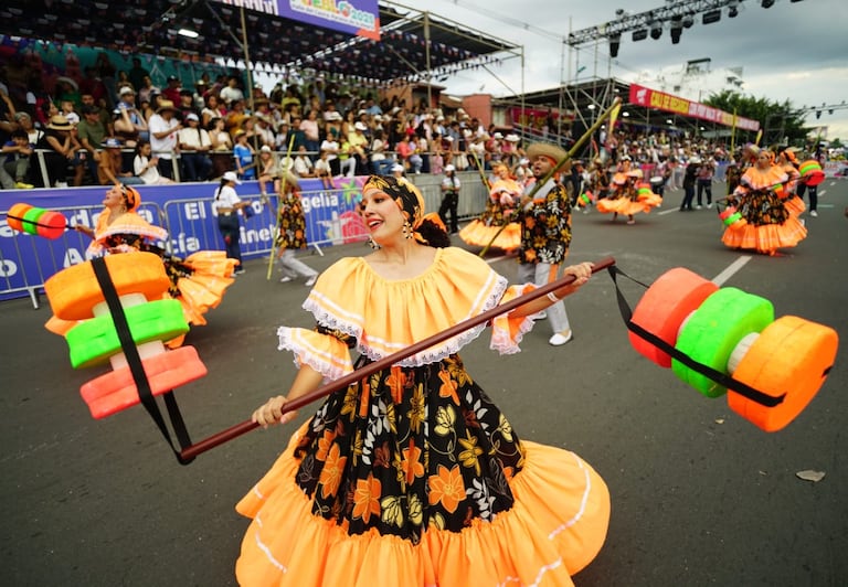 El desfile de La Fiesta de Mi Pueblo recorrió las calles de Cali, mostrando la diversidad cultural de los municipios vallecaucanos.