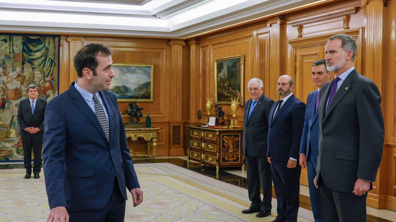 El recién nombrado ministro de Economía de España, Carlos Cuerpo, jura sobre la constitución frente al rey Felipe VI de España durante una ceremonia en el Palacio de la Zarzuela de Madrid.