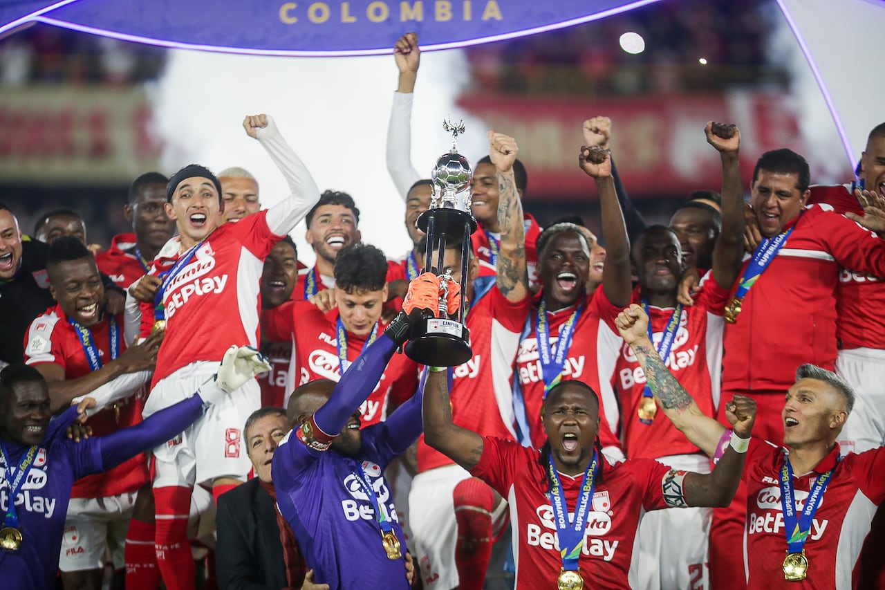 Independiente Santa Fe levanta el trofeo de campeón de la Superliga Colombiana tras derrotar al Junior de Barranquilla.